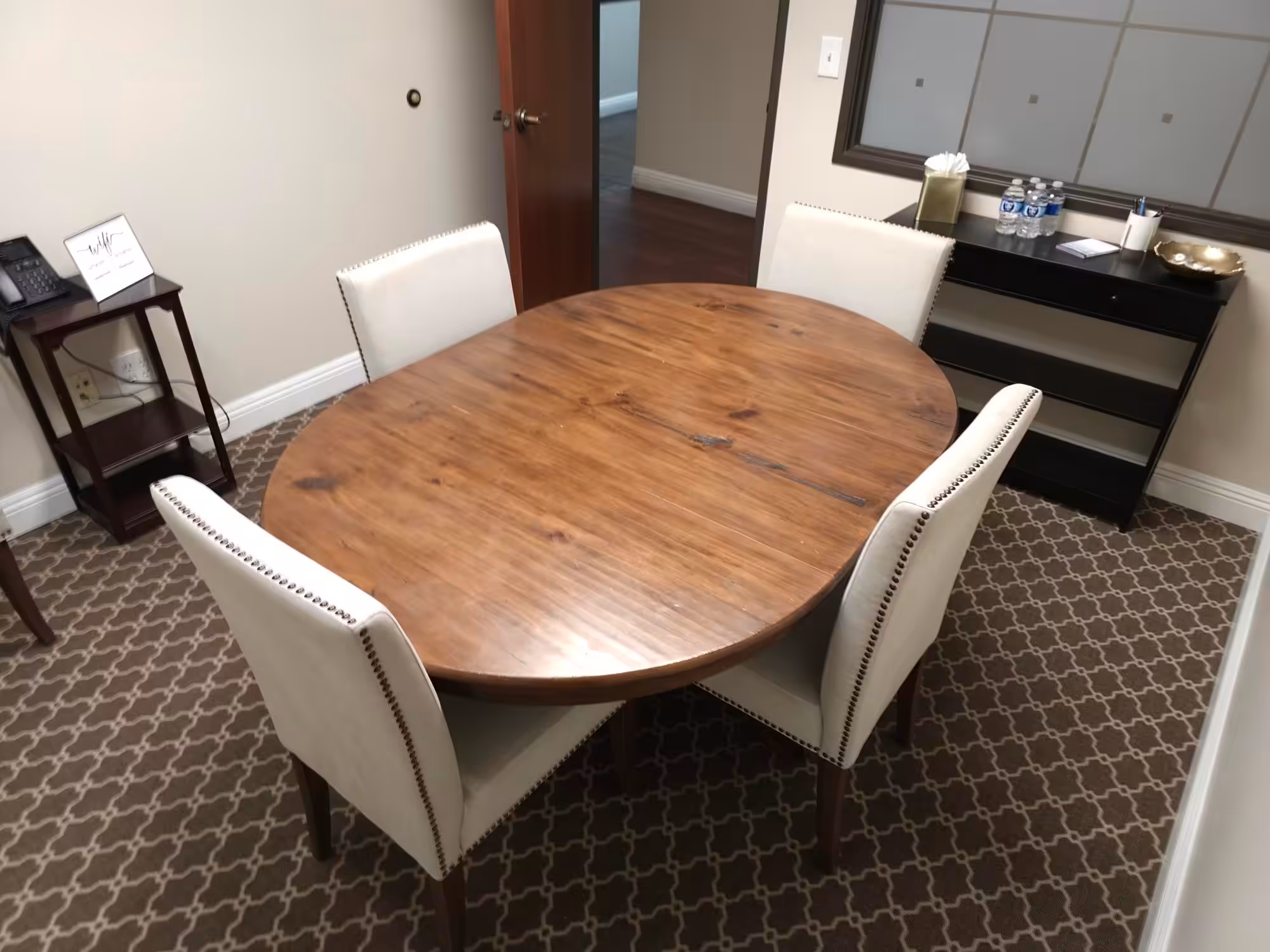Third photo containing the conference room that is offered to rentors.